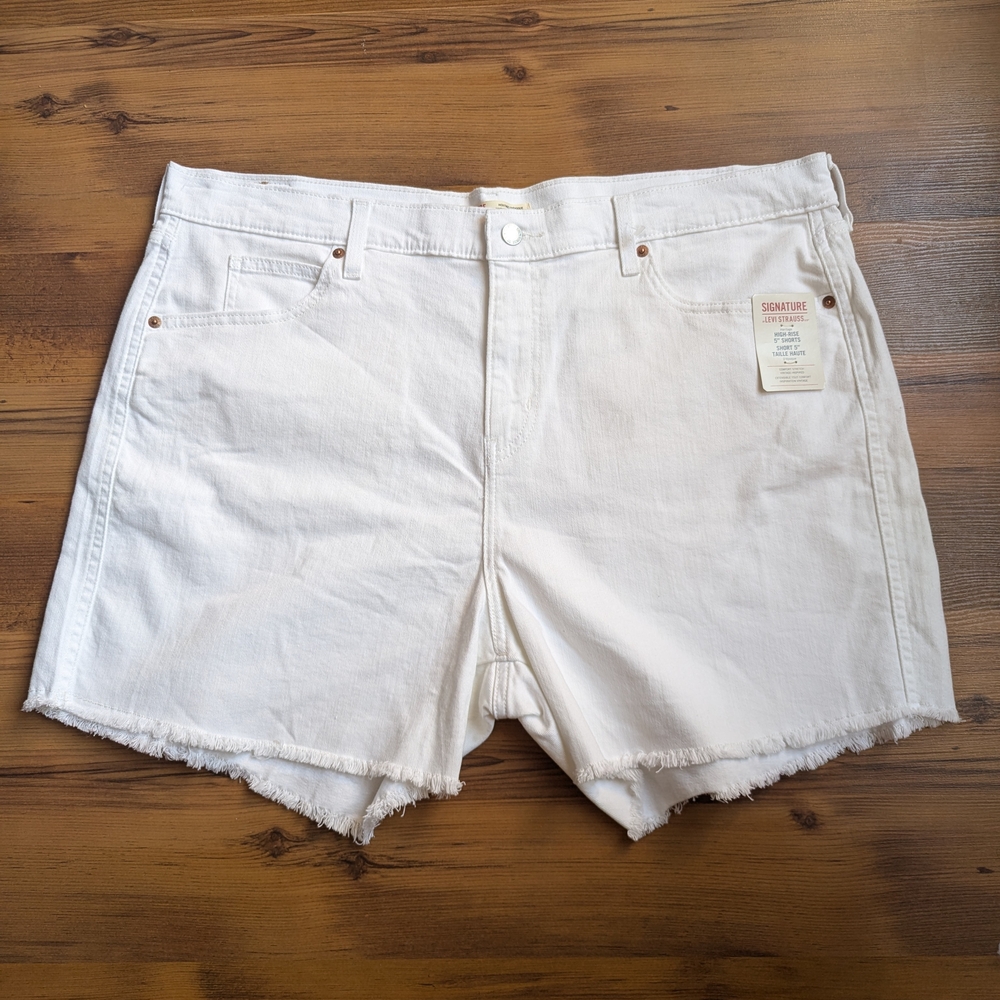 BNWT Levi's White Jean Shorts for Plus Size Women